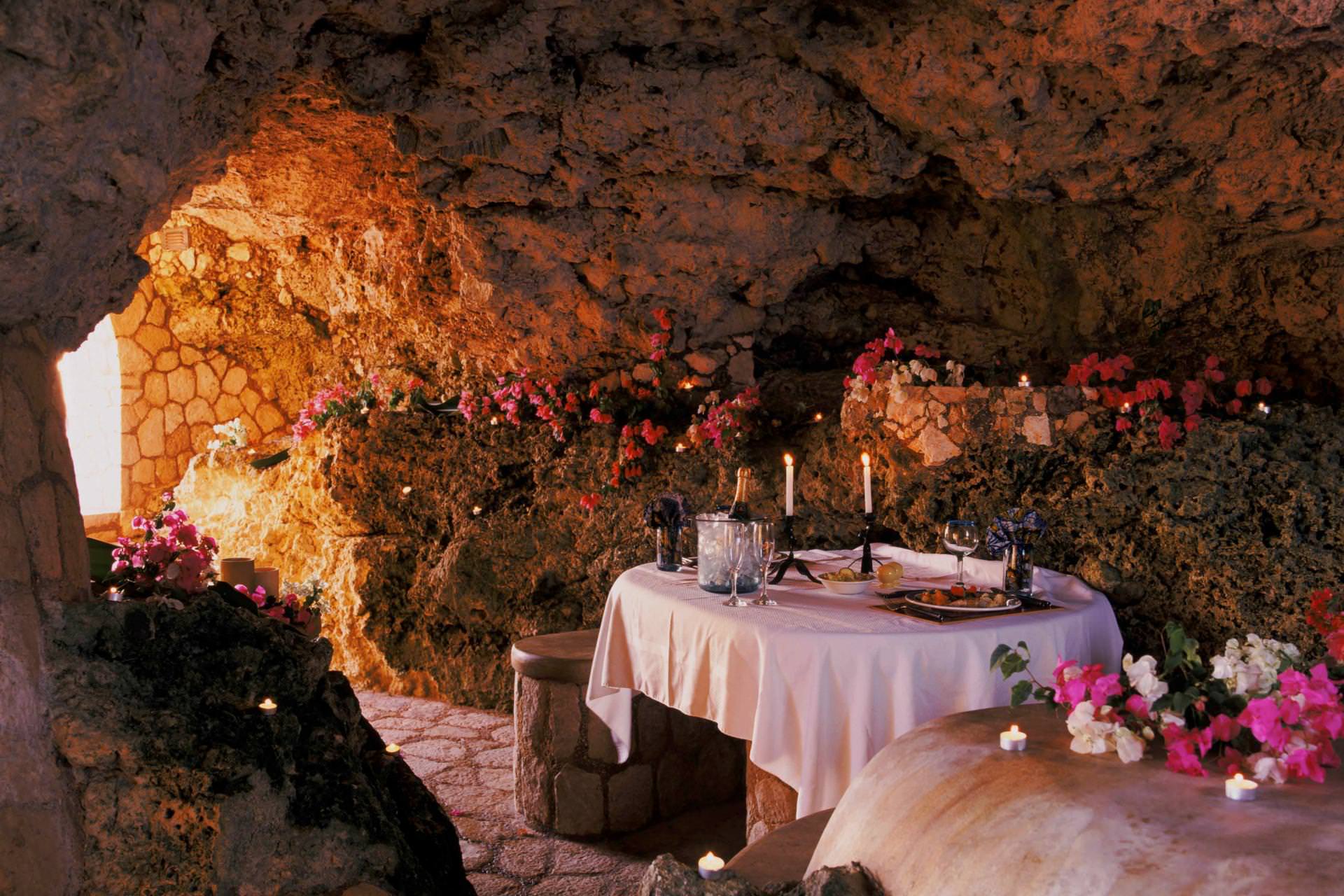 photo du restaurant dans une grotte de l'hotel Terre du groupe 4 Élements